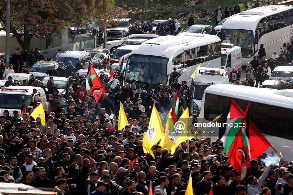 Filistinli esirleri taşıyan Kızılhaç konvoyu Batı Şeria'ya ulaştı
