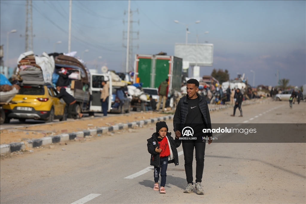 Ateşkesin ardından yerinden edilen Filistinliler evlerine dönmeyi bekliyor