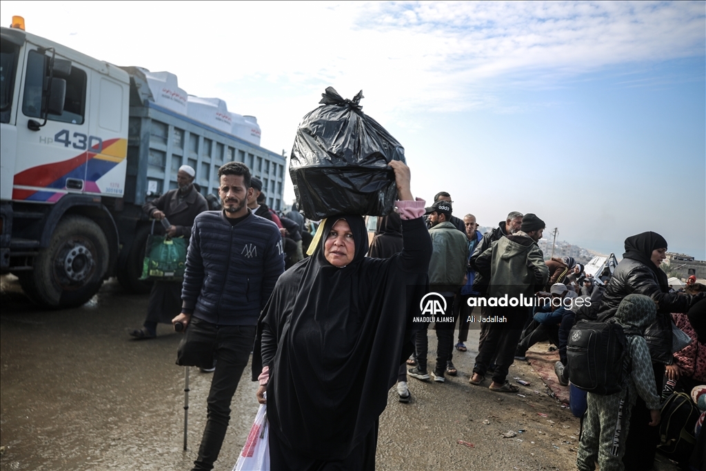Gazze'nin kuzeyine dönmek isteyen Filistinliler, er Reşid Caddesi'nde bekleyişlerini sürdürüyor