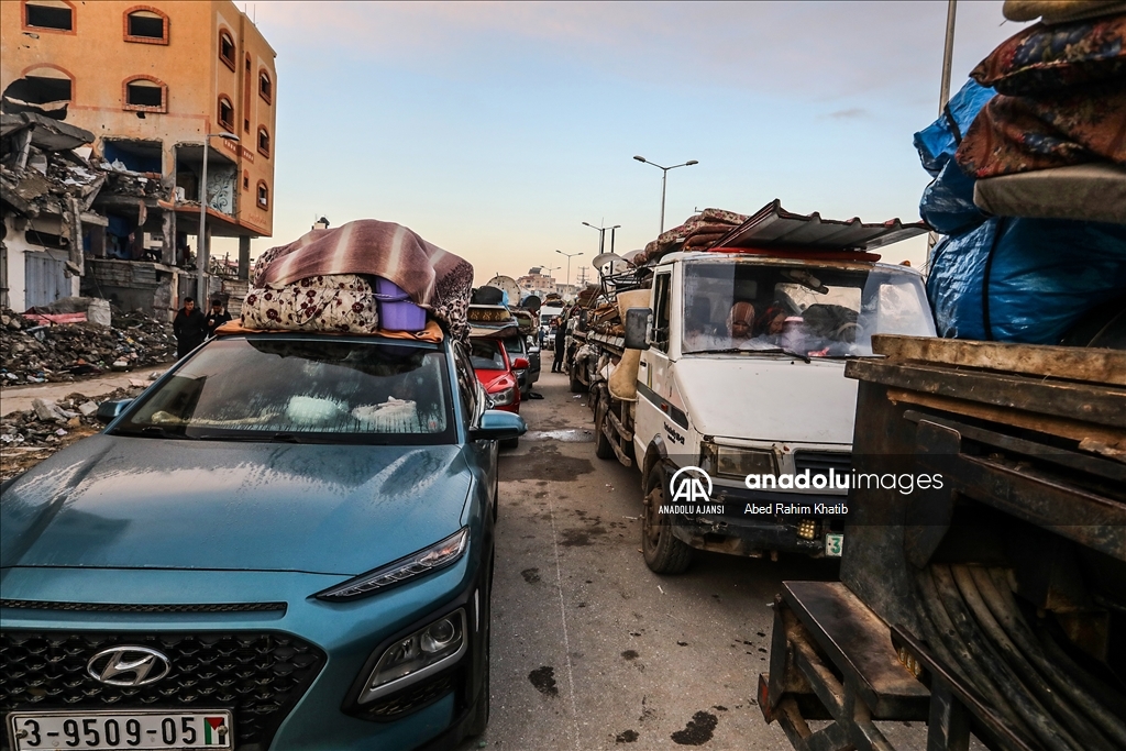 Gazze'nin kuzeyine dönmek isteyen Filistinliler, Selahaddin Caddesi'nde bekleyişlerini sürdürüyor