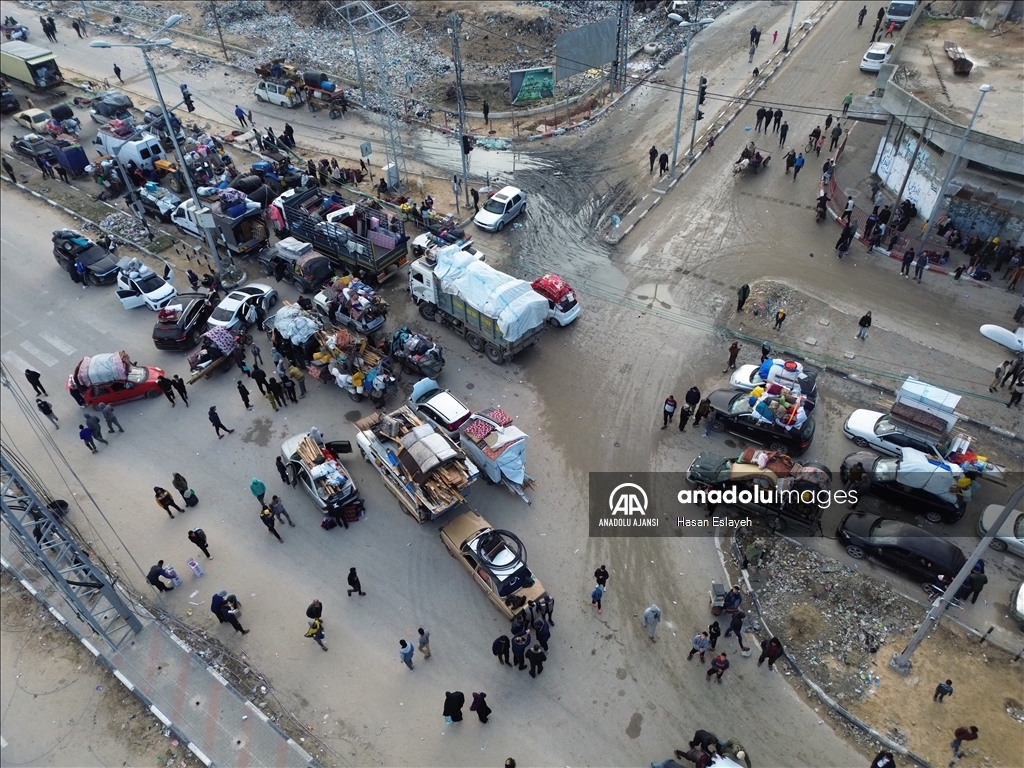 Gazze'nin kuzeyine dönmek isteyen Filistinliler, er Reşid Caddesi'nde bekleyişlerini sürdürüyor