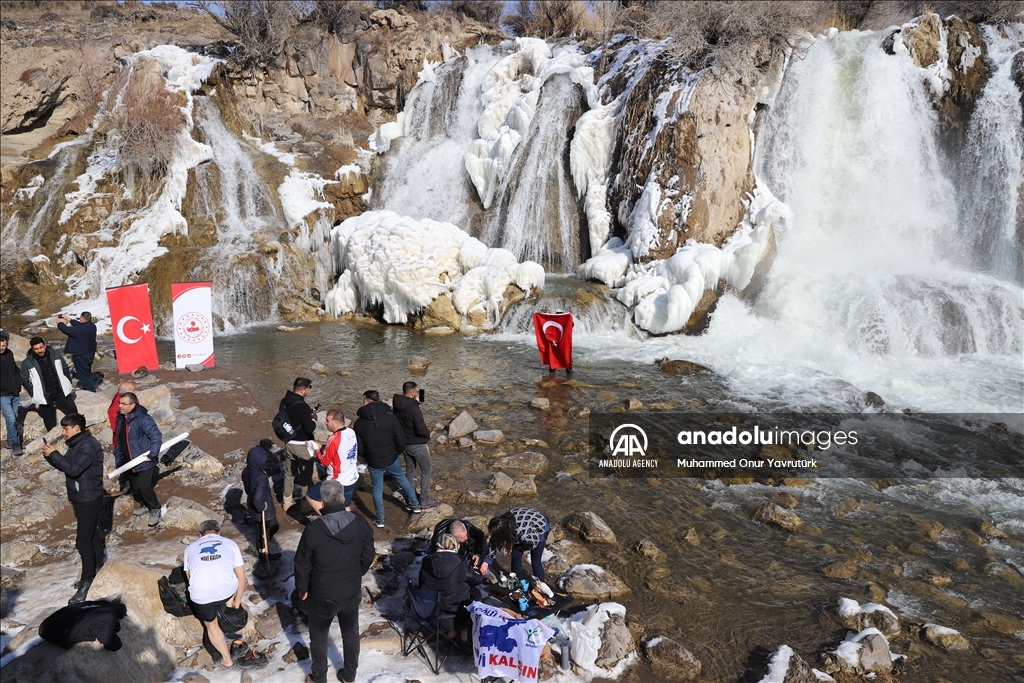 Siruşthezan li ber Şelaleya Muradiyeyê di nava ava ku qismekî wê qerisiye da avjenî kir