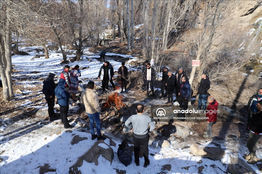 Siruşthezan li ber Şelaleya Muradiyeyê di nava ava ku qismekî wê qerisiye da avjenî kir