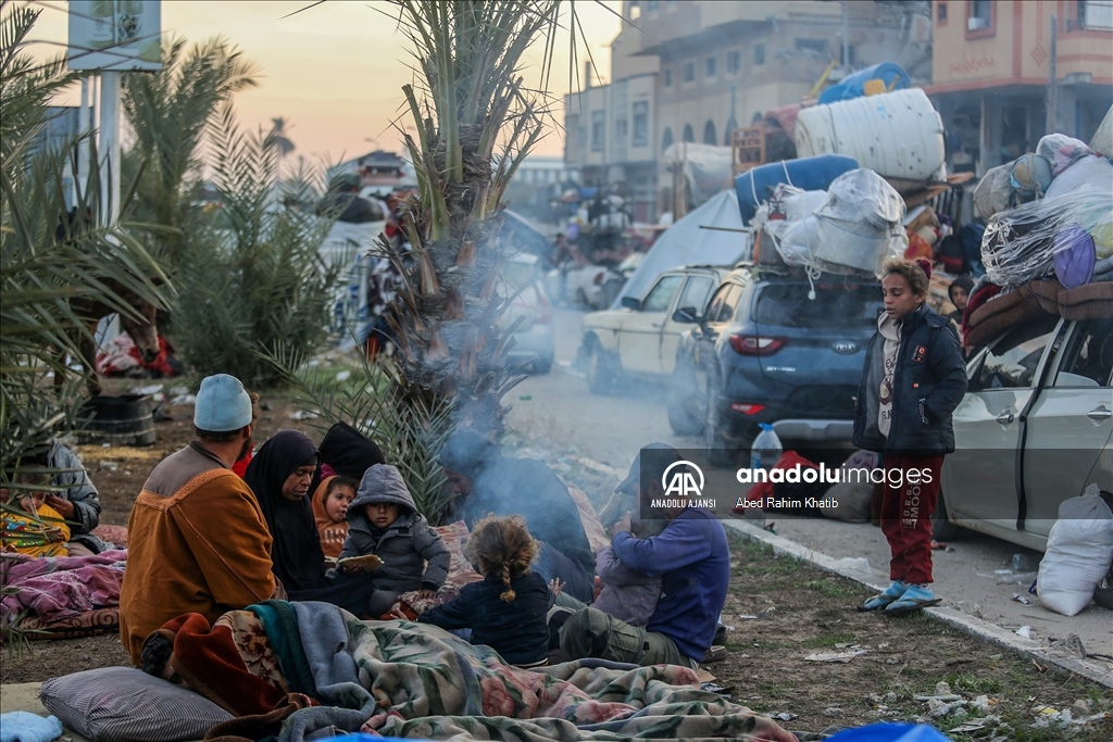Gazze'nin kuzeyine dönmek isteyen Filistinliler, Selahaddin Caddesi'nde bekleyişlerini sürdürüyor