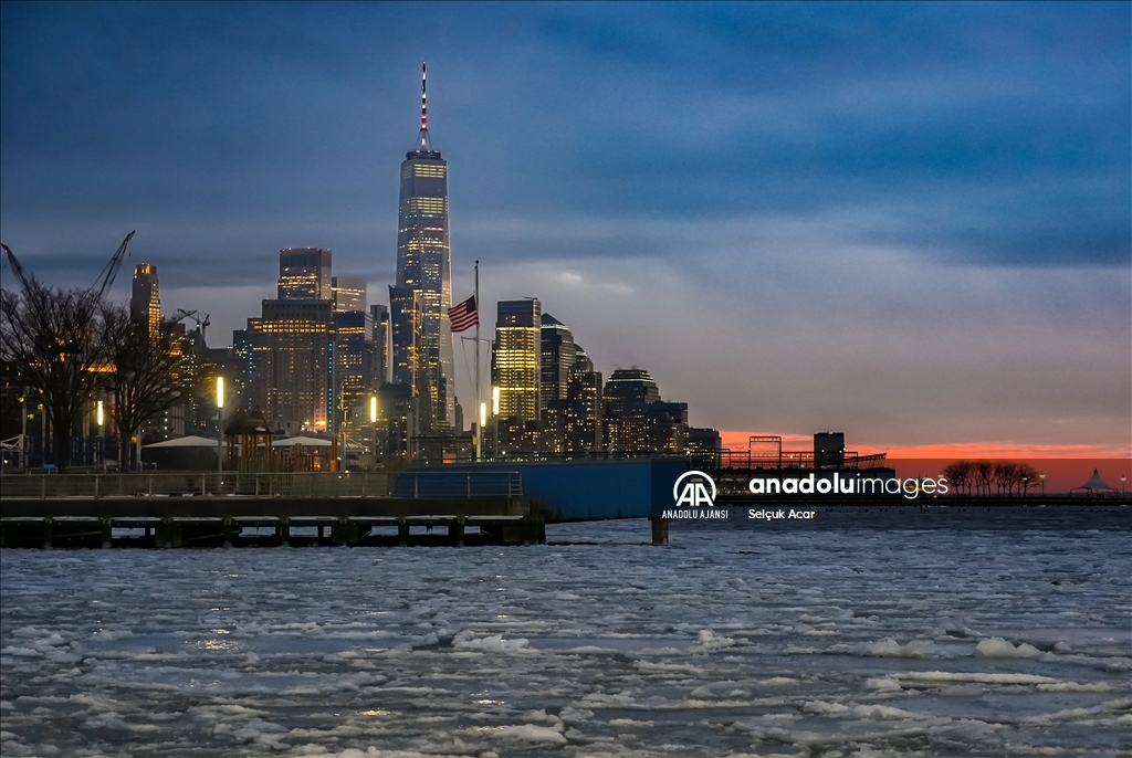 New York'ta buzlu Hudson Nehri üzerinde gün batımı