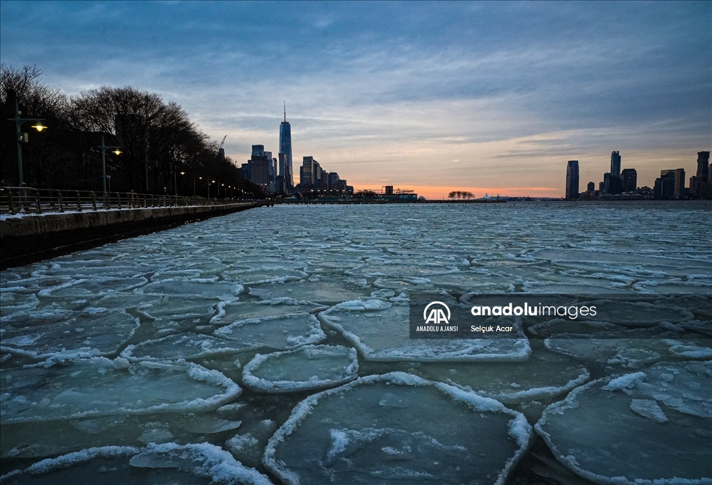 New York'ta buzlu Hudson Nehri üzerinde gün batımı