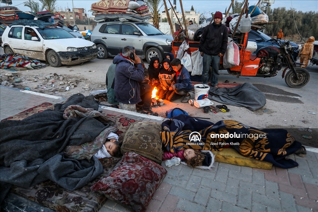 Gazze'nin kuzeyine dönmek isteyen Filistinliler, Selahaddin Caddesi'nde bekleyişlerini sürdürüyor