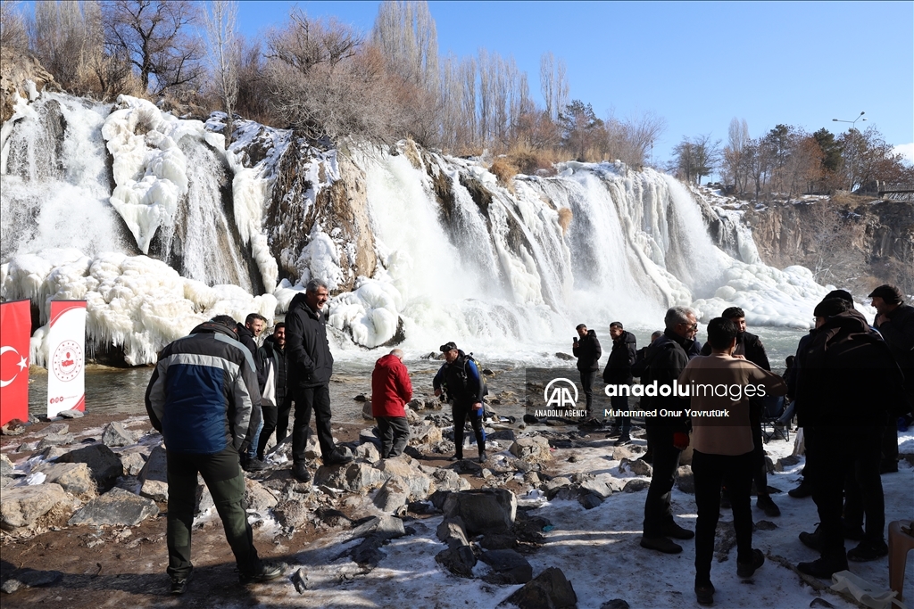 Siruşthezan li ber Şelaleya Muradiyeyê di nava ava ku qismekî wê qerisiye da avjenî kir