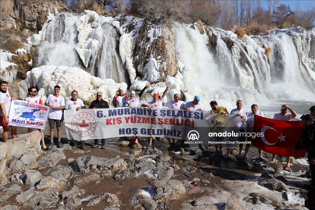 Siruşthezan li ber Şelaleya Muradiyeyê di nava ava ku qismekî wê qerisiye da avjenî kir