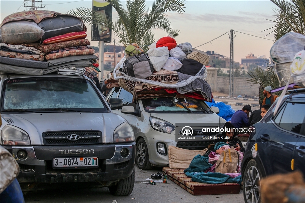 Gazze'nin kuzeyine dönmek isteyen Filistinliler, Selahaddin Caddesi'nde bekleyişlerini sürdürüyor
