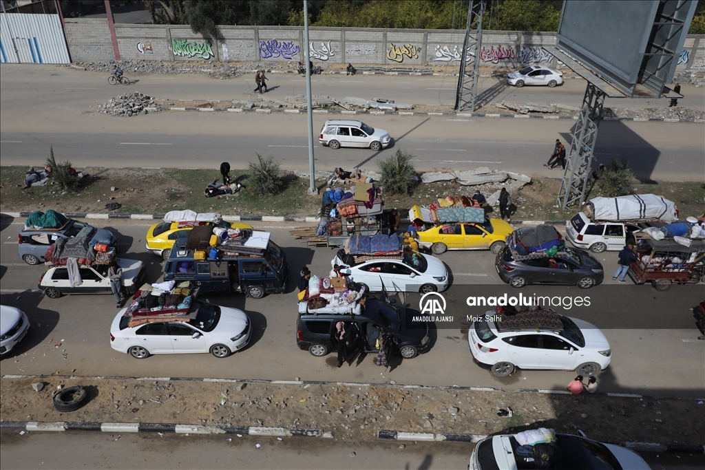 Gazze'nin kuzeyine dönmek isteyen Filistinliler, Selahaddin Caddesi'nde bekleyişlerini sürdürüyor