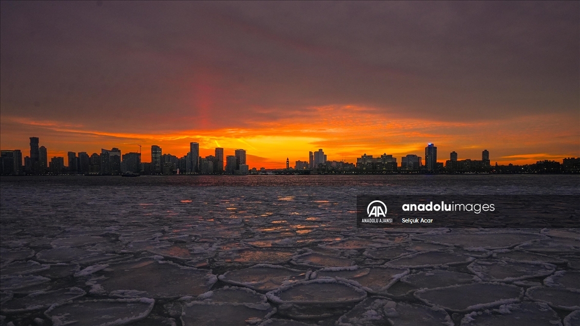 New York'ta buzlu Hudson Nehri üzerinde gün batımı