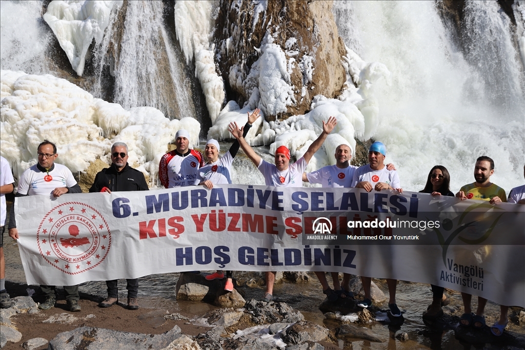 Siruşthezan li ber Şelaleya Muradiyeyê di nava ava ku qismekî wê qerisiye da avjenî kir