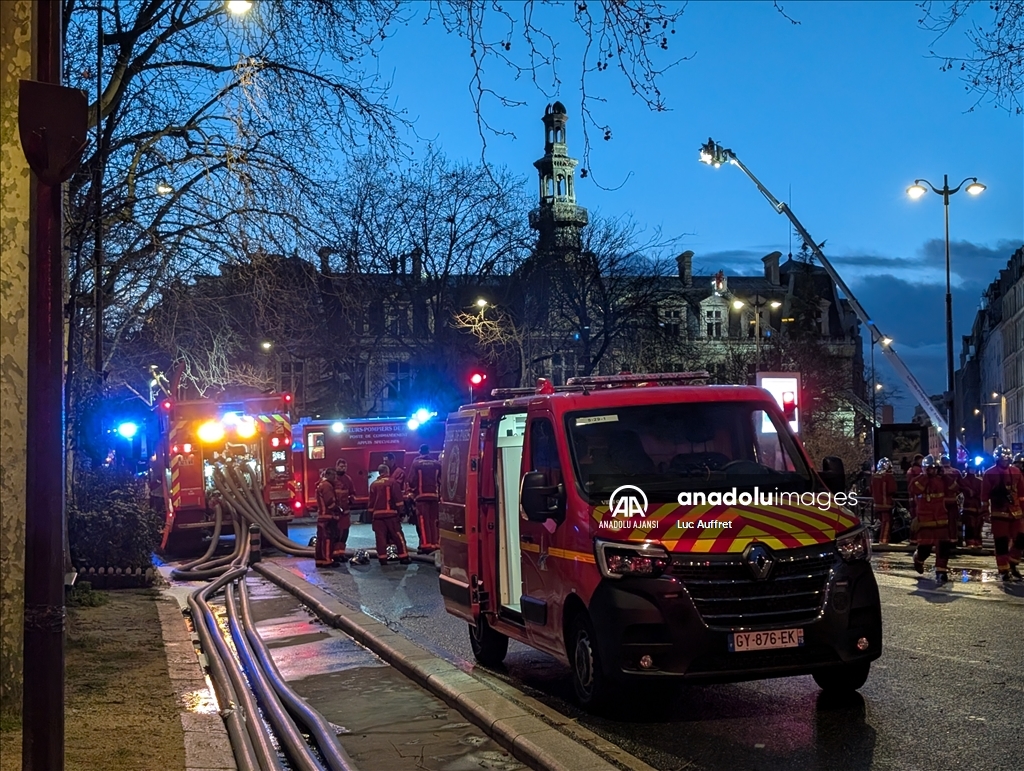 Paris'in 12. bölgesindeki belediye binasında yangın çıktı