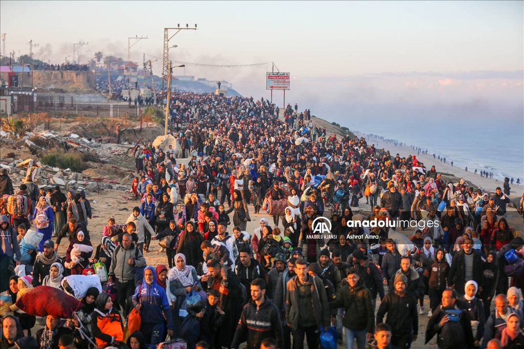 Gazze'de zorla yerinden edilen on binlerce Filistinlinin güneyden kuzeydeki topraklarına dönüşü başladı