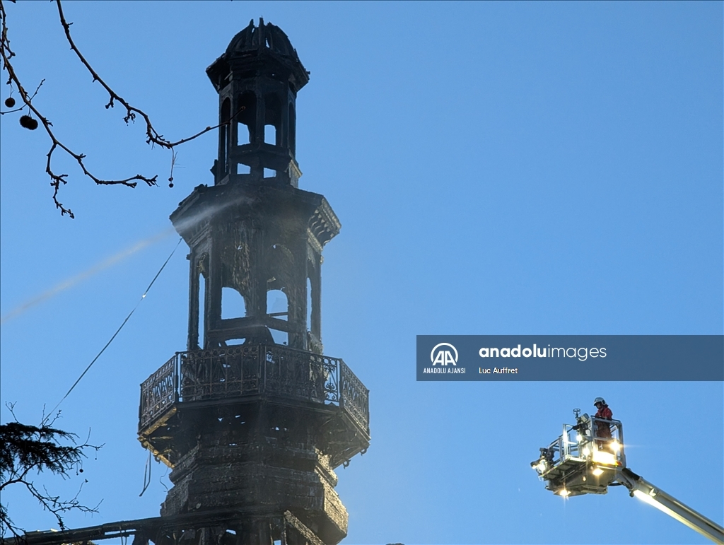 Paris'in 12. bölgesindeki belediye binasında yangın çıktı