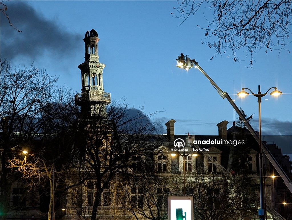Paris'in 12. bölgesindeki belediye binasında yangın çıktı
