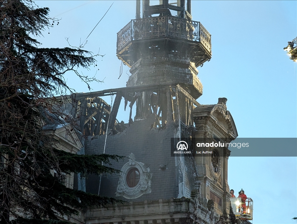 Paris'in 12. bölgesindeki belediye binasında yangın çıktı