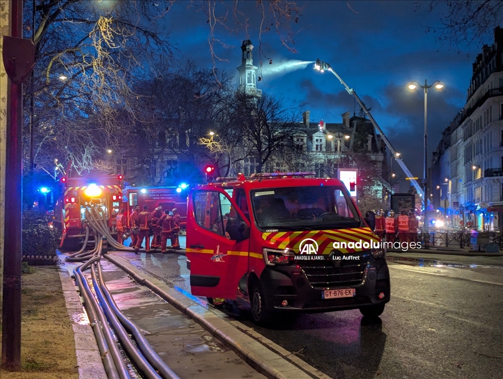 Paris'in 12. bölgesindeki belediye binasında yangın çıktı