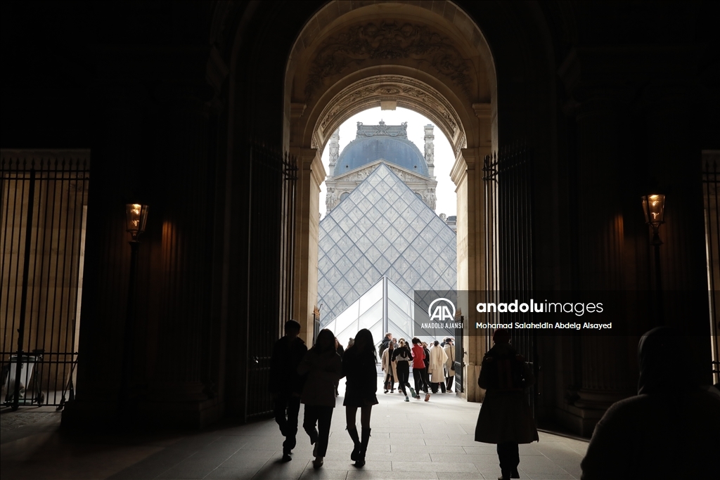 Louvre Müzesi restorasyon sorunları ve aşırı turizm nedeniyle büyük bir krizle karşı karşıya