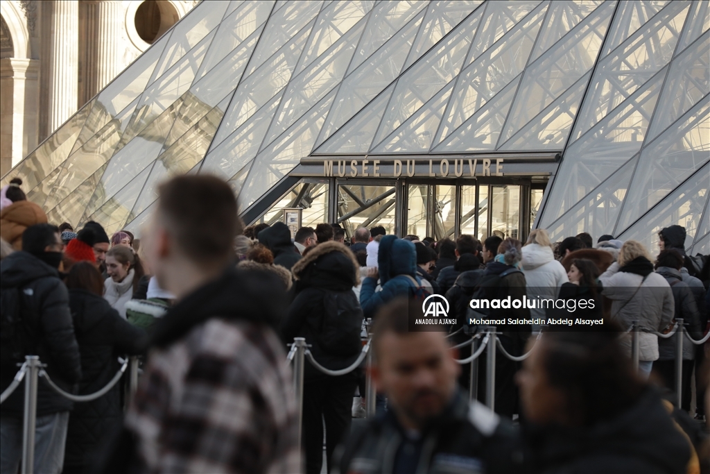 Louvre Müzesi restorasyon sorunları ve aşırı turizm nedeniyle büyük bir krizle karşı karşıya