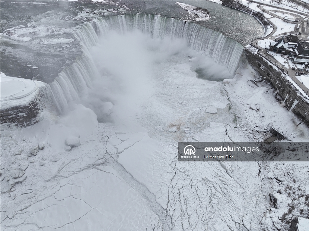 ABD'nin doğu kesimlerini etkisi altına alan soğuklar, Niagara Şelaleleri'nde kısmi donmaya yol açtı