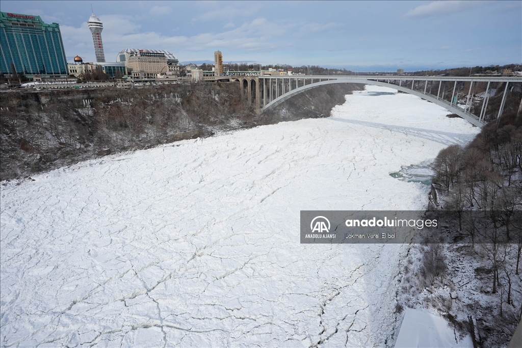 ABD'nin doğu kesimlerini etkisi altına alan soğuklar, Niagara Şelaleleri'nde kısmi donmaya yol açtı