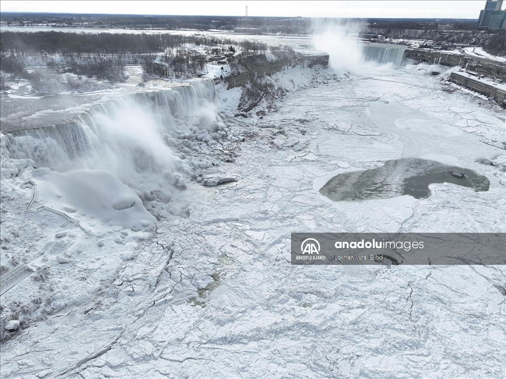 ABD'nin doğu kesimlerini etkisi altına alan soğuklar, Niagara Şelaleleri'nde kısmi donmaya yol açtı