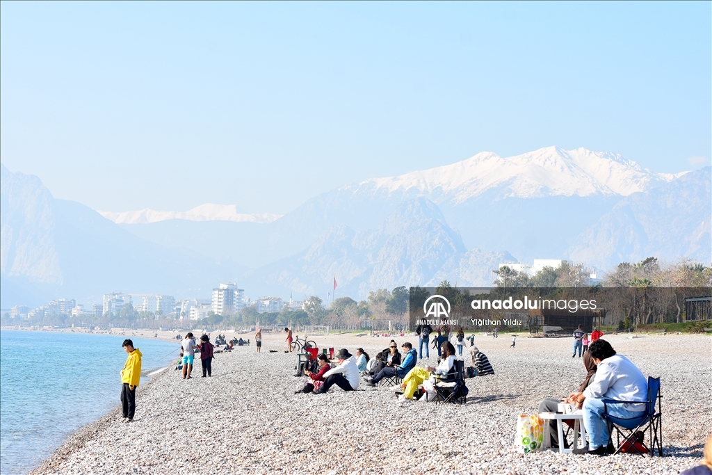 Antalya'da güneşli havayı fırsat bilenler sahillerde yoğunluk oluşturdu
