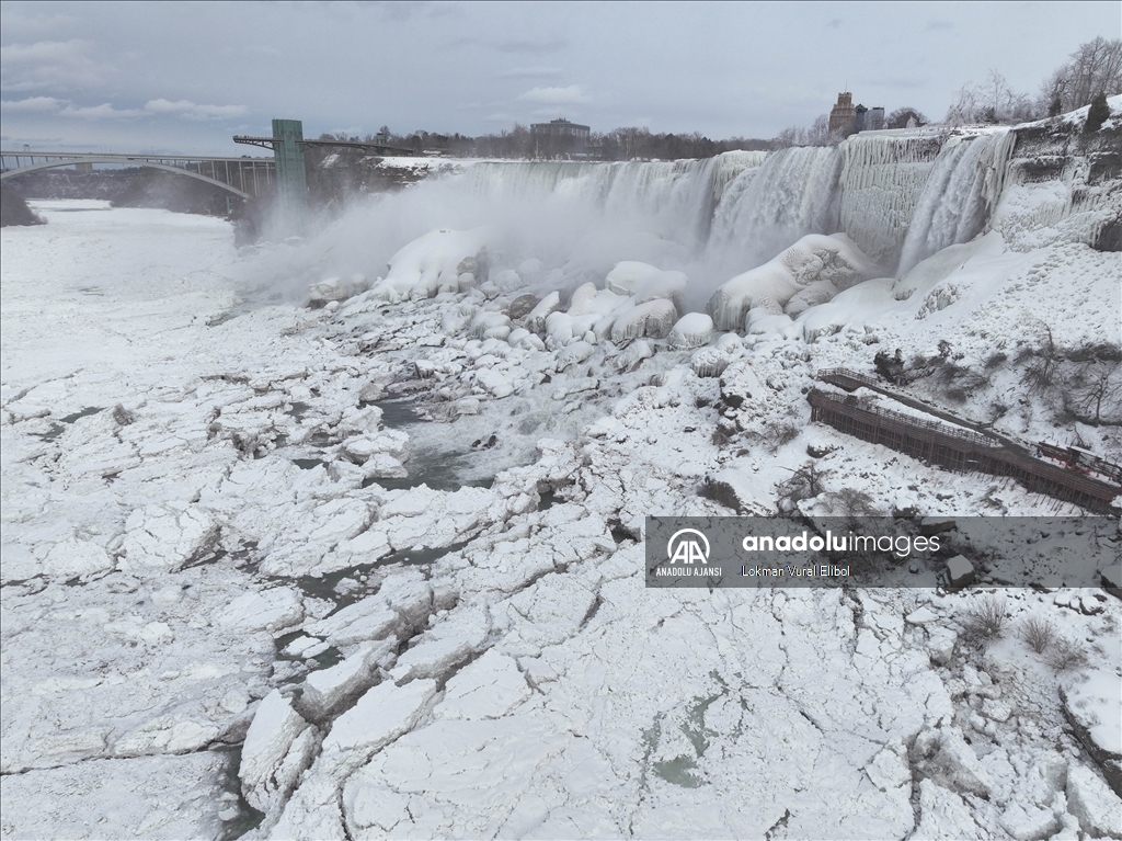 ABD'nin doğu kesimlerini etkisi altına alan soğuklar, Niagara Şelaleleri'nde kısmi donmaya yol açtı