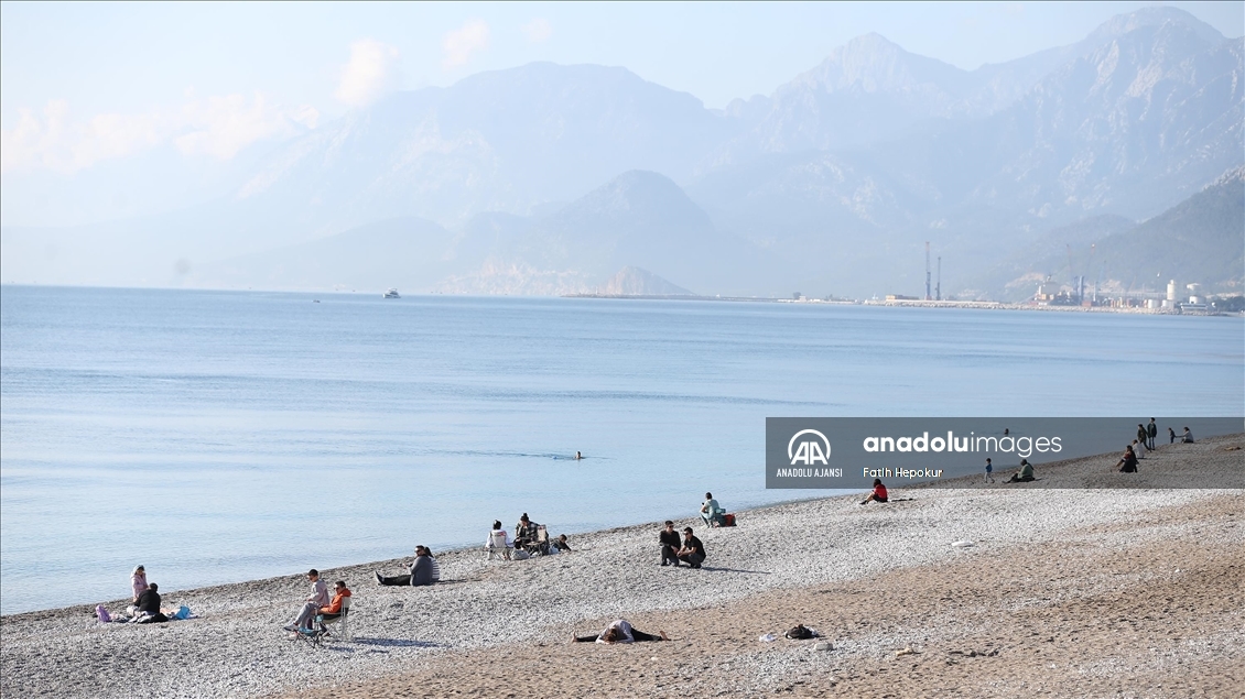 Antalya'da güneşli havayı fırsat bilenler sahillerde yoğunluk oluşturdu
