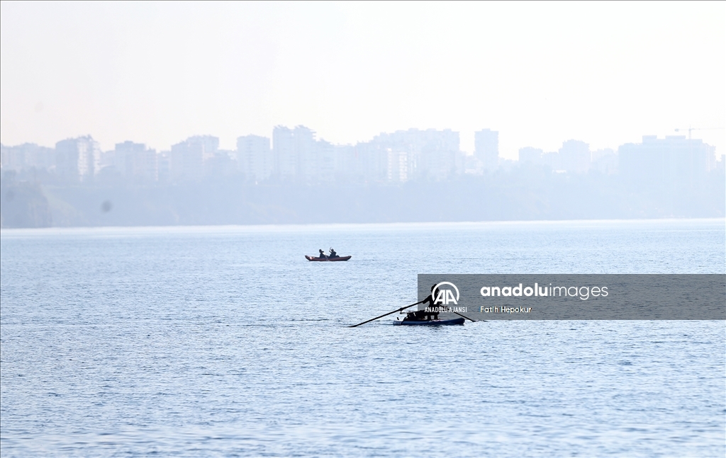Antalya'da güneşli havayı fırsat bilenler sahillerde yoğunluk oluşturdu