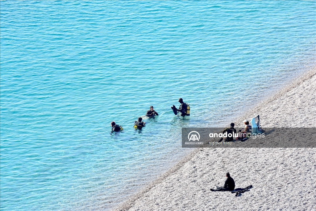 Antalya'da güneşli havayı fırsat bilenler sahillerde yoğunluk oluşturdu
