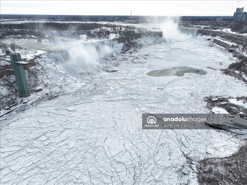 ABD'nin doğu kesimlerini etkisi altına alan soğuklar, Niagara Şelaleleri'nde kısmi donmaya yol açtı