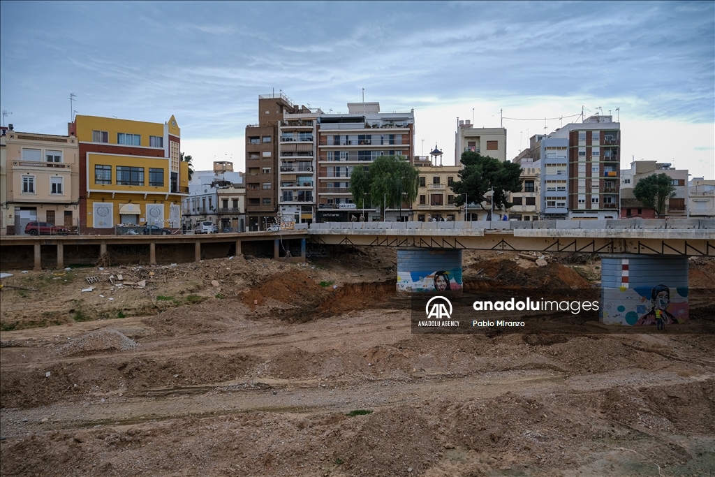 Daily struggles and recovery efforts after floods in Valencia