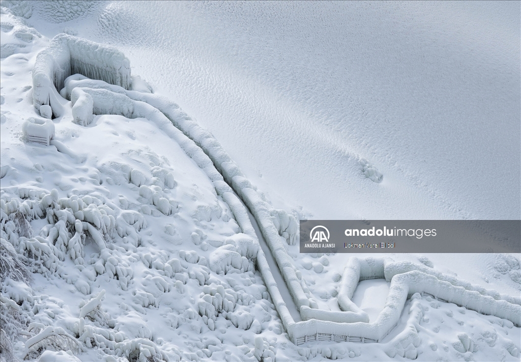 ABD'nin doğu kesimlerini etkisi altına alan soğuklar, Niagara Şelaleleri'nde kısmi donmaya yol açtı