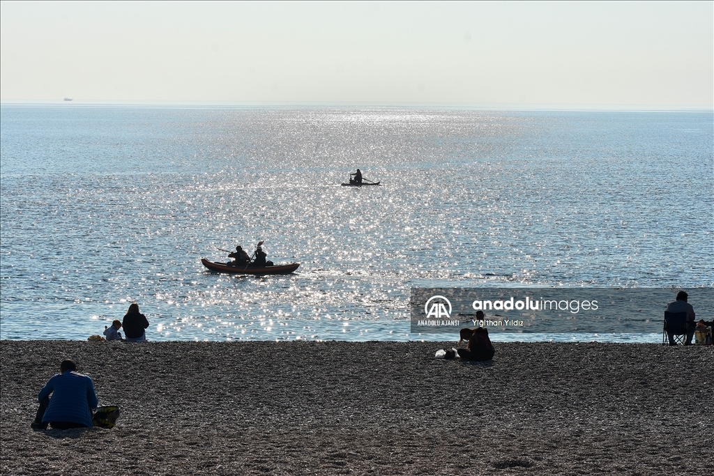 Antalya'da güneşli havayı fırsat bilenler sahillerde yoğunluk oluşturdu