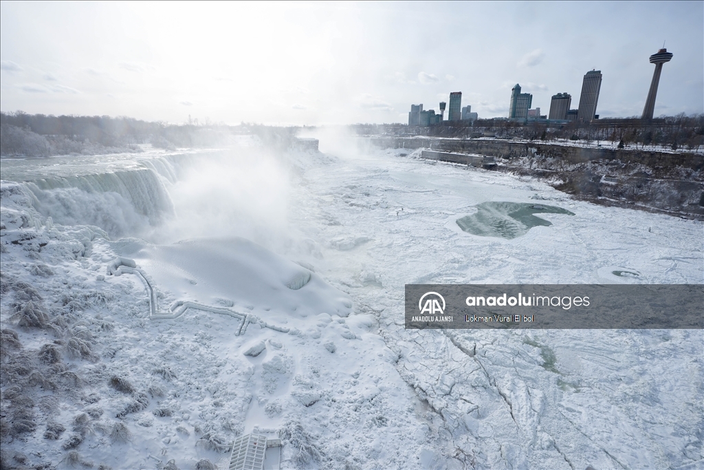 ABD'nin doğu kesimlerini etkisi altına alan soğuklar, Niagara Şelaleleri'nde kısmi donmaya yol açtı