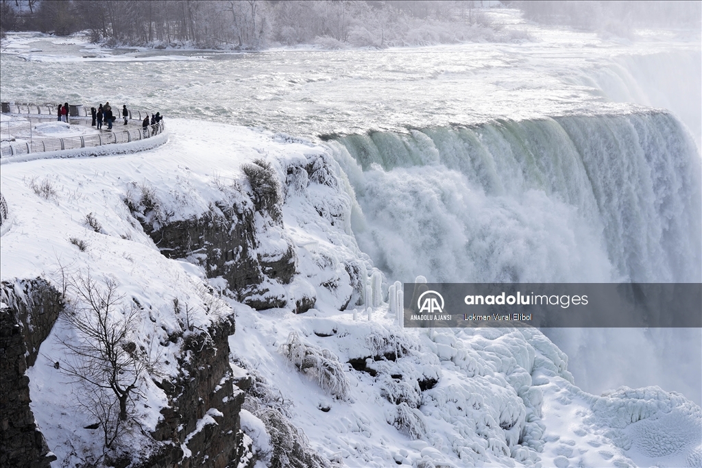 ABD'nin doğu kesimlerini etkisi altına alan soğuklar, Niagara Şelaleleri'nde kısmi donmaya yol açtı