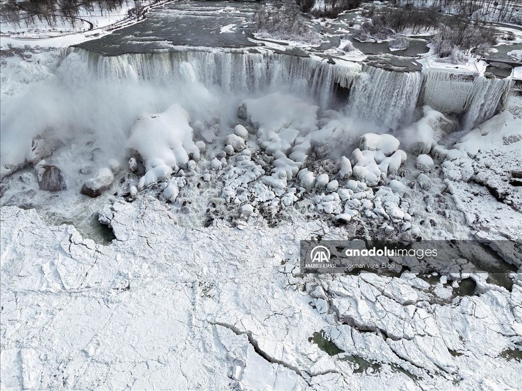 ABD'nin doğu kesimlerini etkisi altına alan soğuklar, Niagara Şelaleleri'nde kısmi donmaya yol açtı