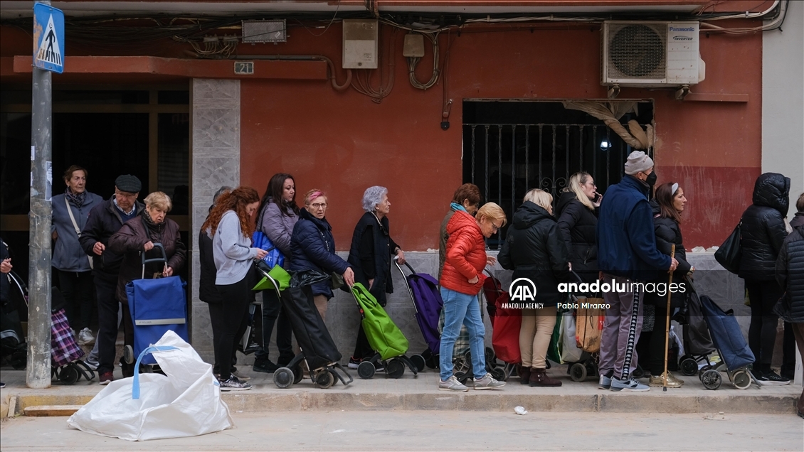 Daily struggles and recovery efforts after floods in Valencia