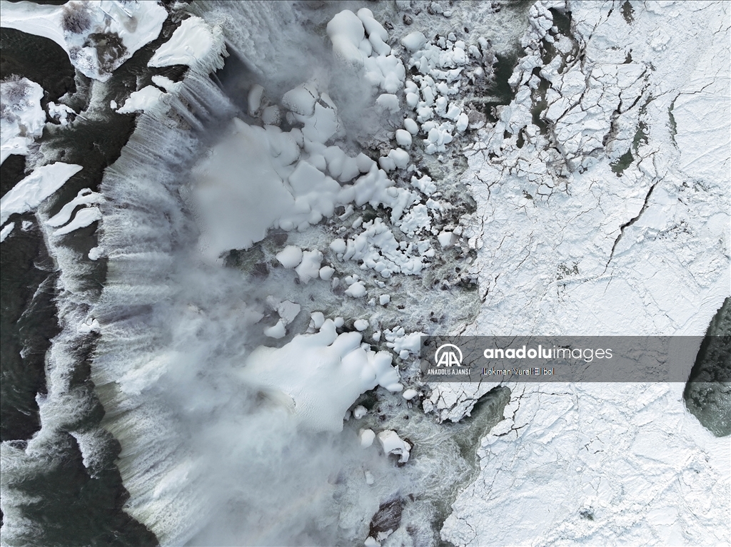 ABD'nin doğu kesimlerini etkisi altına alan soğuklar, Niagara Şelaleleri'nde kısmi donmaya yol açtı