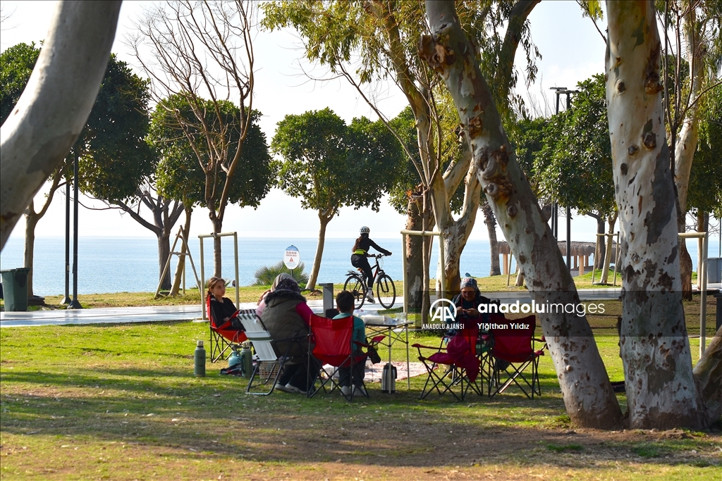 Antalya'da güneşli havayı fırsat bilenler sahillerde yoğunluk oluşturdu