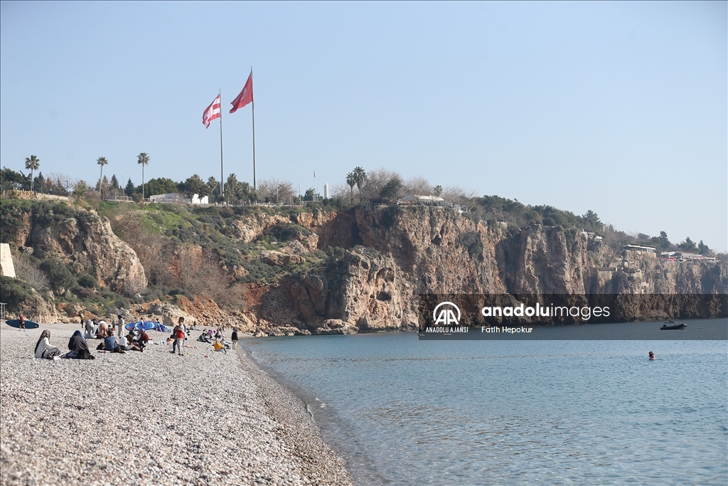 Antalya'da güneşli havayı fırsat bilenler sahillerde yoğunluk oluşturdu