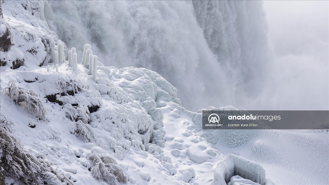 ABD'nin doğu kesimlerini etkisi altına alan soğuklar, Niagara Şelaleleri'nde kısmi donmaya yol açtı