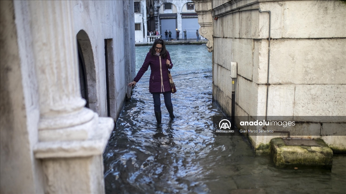 Venedik’te yüksek gelgit nedeniyle MoSE Sistemi devreye girdi, turistler suda yürüdü