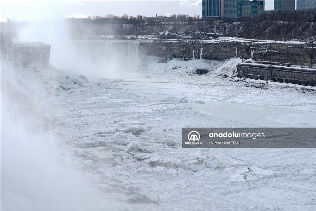 ABD'nin doğu kesimlerini etkisi altına alan soğuklar, Niagara Şelaleleri'nde kısmi donmaya yol açtı