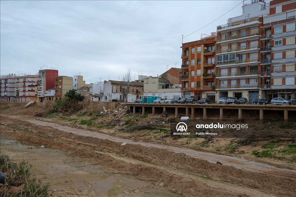 Daily struggles and recovery efforts after floods in Valencia