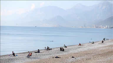 Antalya'da güneşli havayı fırsat bilenler sahillerde yoğunluk oluşturdu