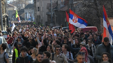 Sırbistan'da tren istasyonundaki ölümlü kazayı protesto eden öğrenciler, Novi Sad'a yürüyüşe başladı